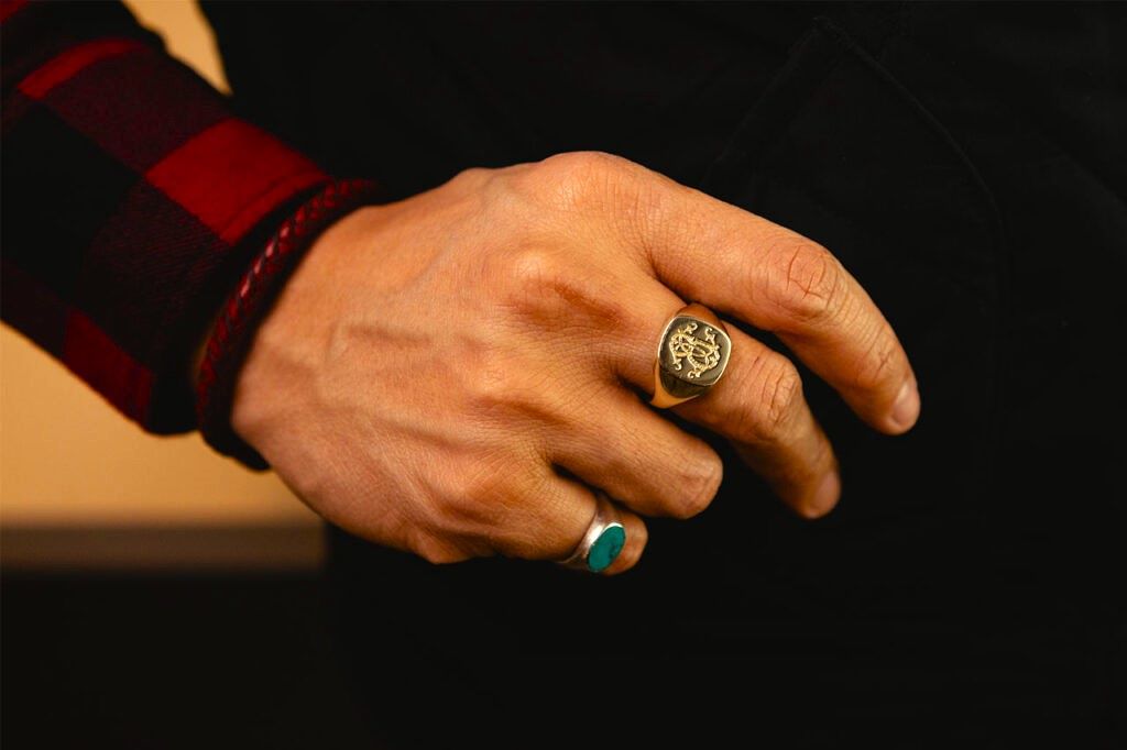 What does it mean if a man wears a signet ring